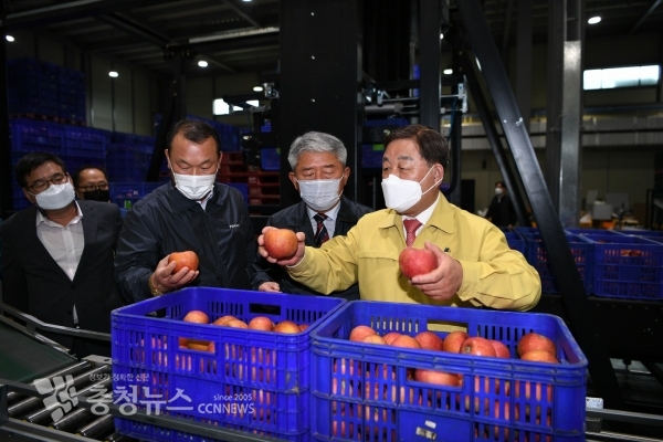 황선봉 군수가 예산농산물유통센터(APC)를 살펴보는 모습