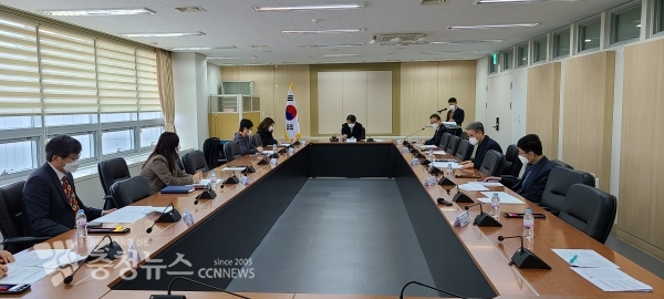 학교도서관발전위원회에서 학교도서관 운영계획을 심의하고 있다.