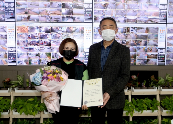 감사장 수여식 모습(왼쪽은 김 모 관제요원, 오른쪽은 이희선 태안소방서장)
