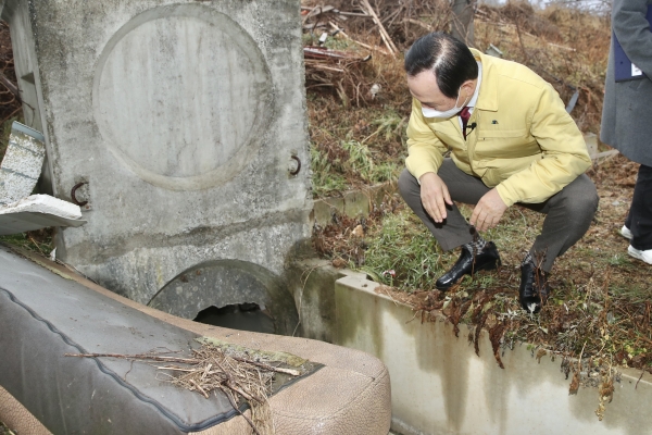 박상돈 천안시장이 지난 26일 용정리 오폐수 발생현장을 점검하고 있다.