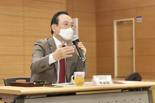 지난 26일 시청 대회의실에서 30개 읍면동 행복키움지원단장과 관계자 등이 참석한 가운데 간담회를 진행하고 있다.