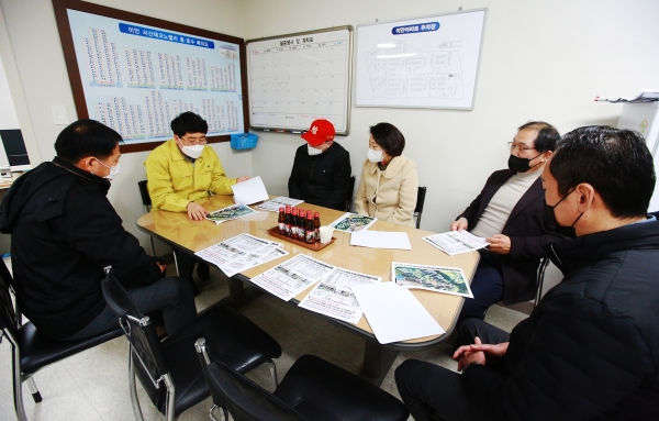 맹정호 서산시장이 지난 26일 성연면 이안서산테크노밸리아파트를 찾아 아파트 현황 및 애로사항들을 청취하고 앞으로 발전방향 등 논의 모습