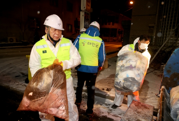 올해 1월 1일 태안읍 생활폐기물수집운반 군 직영 전환에 따른 환경미화원 현장체험에 나선 가세로 태안군수 모습