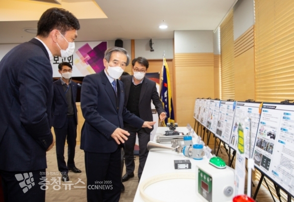 김병숙 서부발전 사장이 국산화 성과를 둘러보고 있다