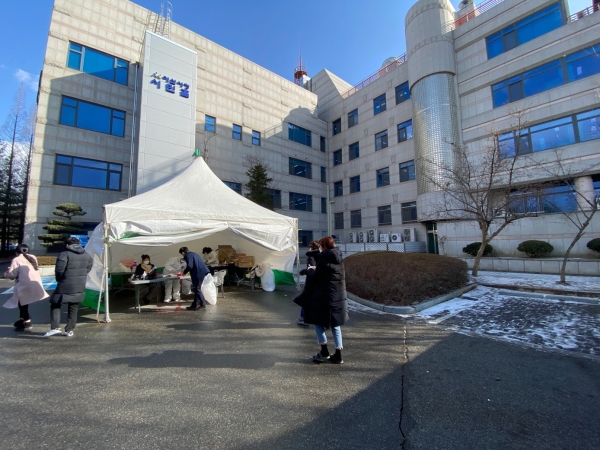 시청 직원들이 코로나19 검사를 받고 있다