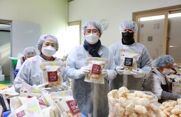 29일 맹정호 서산시장이 인지면에 위치한 서산옛날생강한과를 들러 서산생강한과를 들어보이는 장면