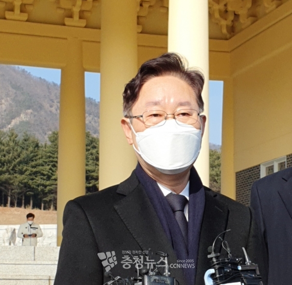 박범계 법무부 장관이 31일 대전현충원 참배 후 취재진 질문에 답변하고 있다.