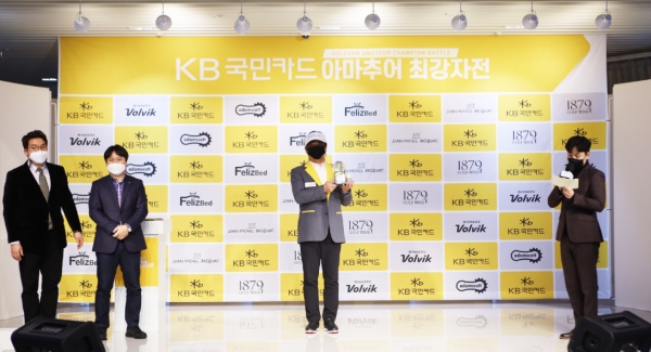 지난 31일(일) 대전 골프존 조이마루 전용 경기장에서 열린 ‘2021 KB국민카드 아마추어 최강자전’ 시상식에서 우승자 황인호가 우승 기념 포즈