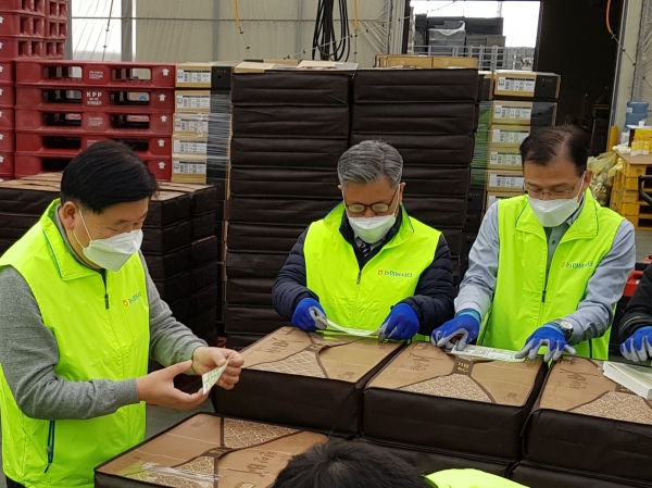 길정섭 농협충남세종지역본부장(왼쪽에서 두번째)과 민병억 직산농협 조합장(왼쪽)이 직원들과 함께 제수용 배 출하 작업을 돕고 있다.