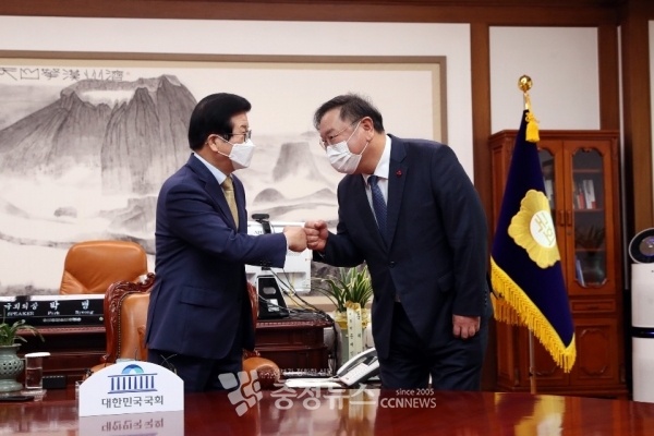 박병석 국회의장이 여야 원내대표와 회동하고 있다.