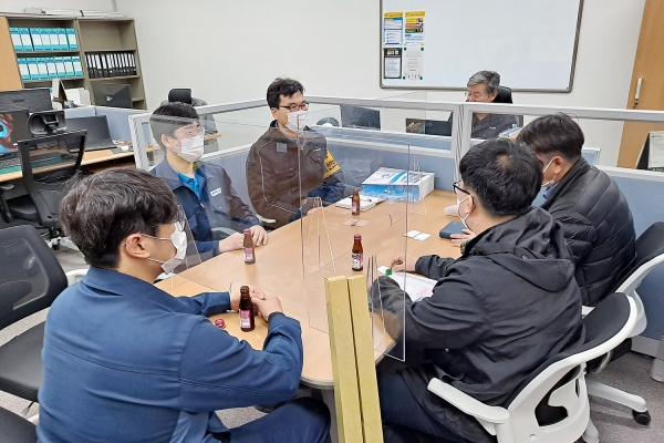 지난해 지역주도형 청년일자리 사업장을 방문해 애로사항을 청취하는 장면