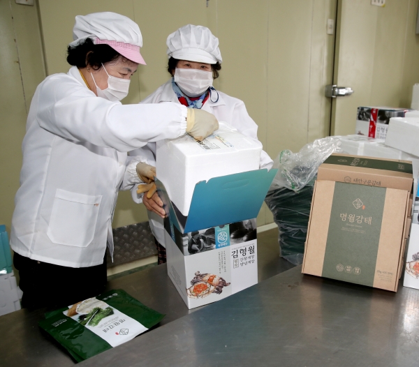 관내 한 농수산물 업체 택배 포장 모습.