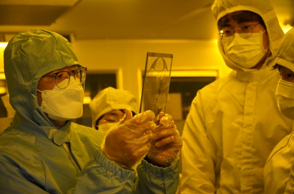 ‘2020 Winter Industry 4.0 Edu’프로그램에 참여한 학생들이 한밭대학교에서 디스플레이소자 제작 공정 실습을 진행하고 있다.