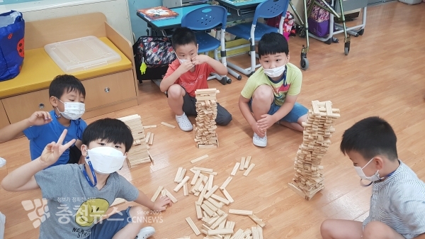 금산 성대초 학생들이 지역 자원을 활용하여  ‘나무야 놀자’ 인성체험활동을 하고 있다.