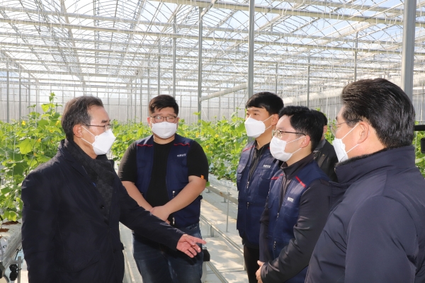 이성희 농협중앙회장(왼쪽), 김홍장 당진시장(오른쪽)이 청년농업인 육성을 위한 스마트팜 현장 의견을 수렴하고 있다,