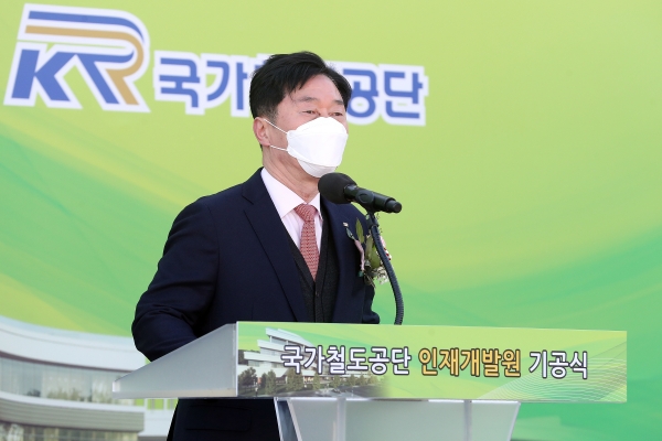 김상균 이사장(단상 위)이 2일 강원도 양양군 현북면 인재개발원 부지에서 기공식을 개최하며 기념사를 하고있다.