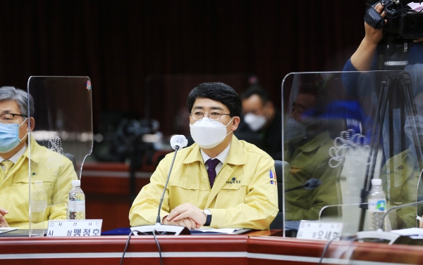 맹정호 서산시장이 2일 도청 대회의실에서 열린 소망대출 업무 협약식에 참석한 장면