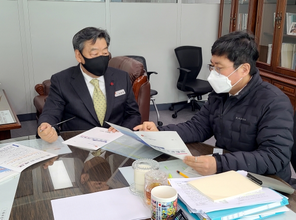 기획재정부 안도걸 예산실장을 만난 가세로 태안군수 모습.