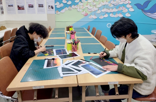 박물관 관람객이 체험프로그램에 참여하고 있는 모습.