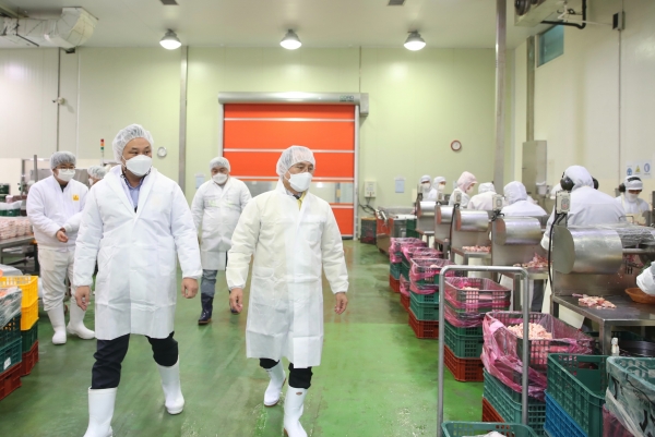 박상돈 천안시장 닭고기 가공업체 현장점검 모습