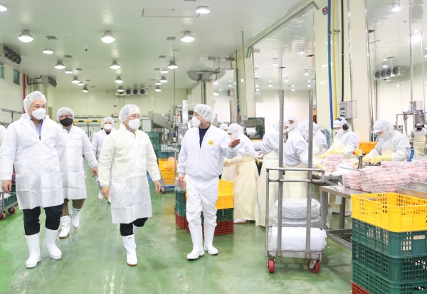 박상돈 천안시장 닭고기 가공업체 현장점검 모습