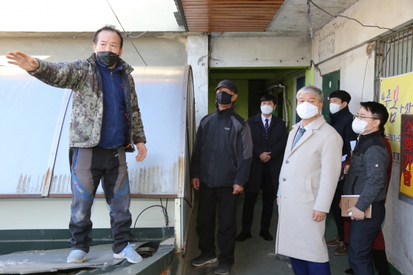 금산금빛시장상인회 황보성 상무(왼쪽 첫 번째)가 문정우 금산군수(오른쪽 세 번째)에게 시장의 시설에 대해 설명하고 있다.