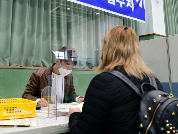 지난해 장애인체육센터 내 긴급생활안정자금 접수 현장