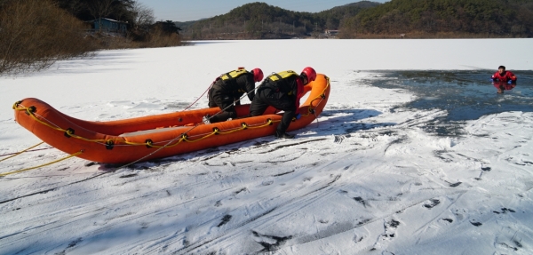 동계 수난사고 대비 구조 훈련 모습.