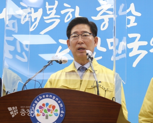 양승조 충남도지사가 4일 당진평택항 분쟁에서 패소한 것과 관련 “삭발하고 투쟁하고 싶은 생각”이라고 울분을 토했다.