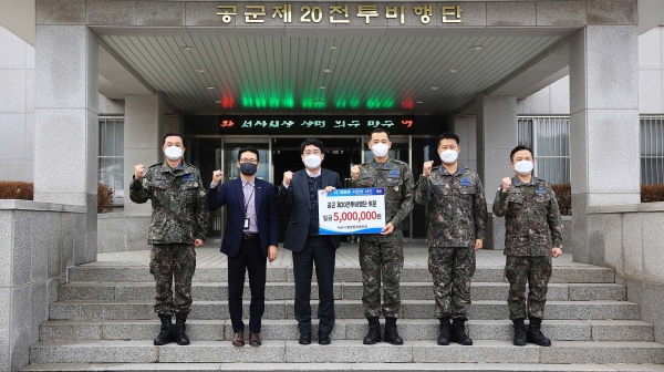 맹정호 서산시장이 5일 공군제20전투비행단을 방문해 위문금을 전달하는 장면