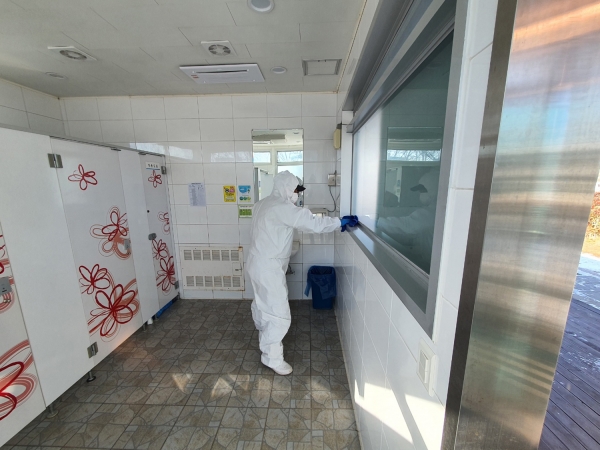 서산 호수공원 스케이트장 뒤 공중화장실 방역