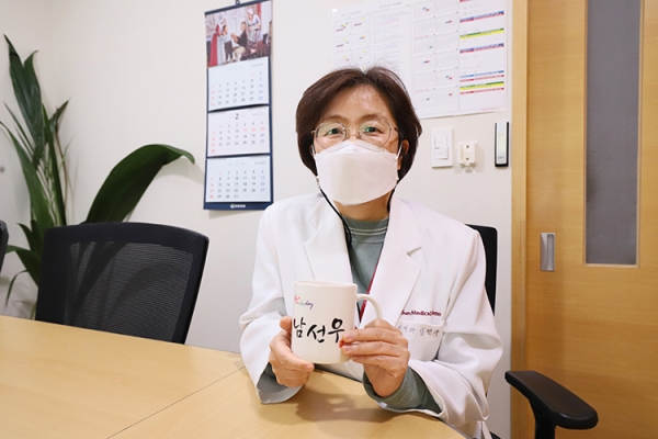 남선우 병원장이 생활 속 플라스틱 사용을 줄이기 위한 ‘탈 플라스틱 고고 챌린지’ 캠페인에 동참 모습