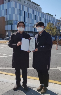 충남대병원 권국주 교수(왼쪽)가 대전시교육청 Wee센터 자문의 위촉장을 수여받고 있다.