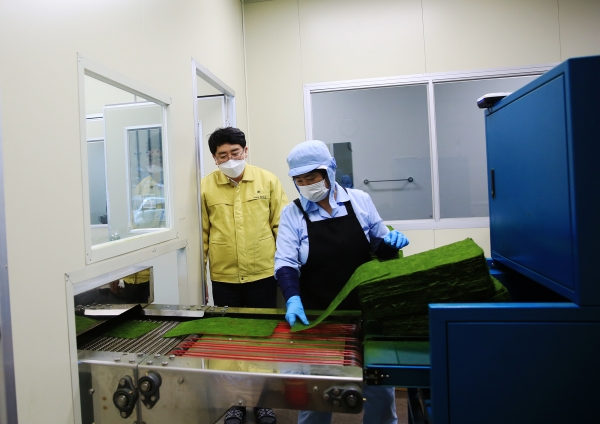 5일 지곡면 중왕리에 위치한 해품감태 영어조합법인에 방문해 감태를 건조하는 직원들을 격려하고 있는 장면