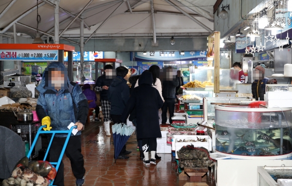 안면도 수산시장 모습.