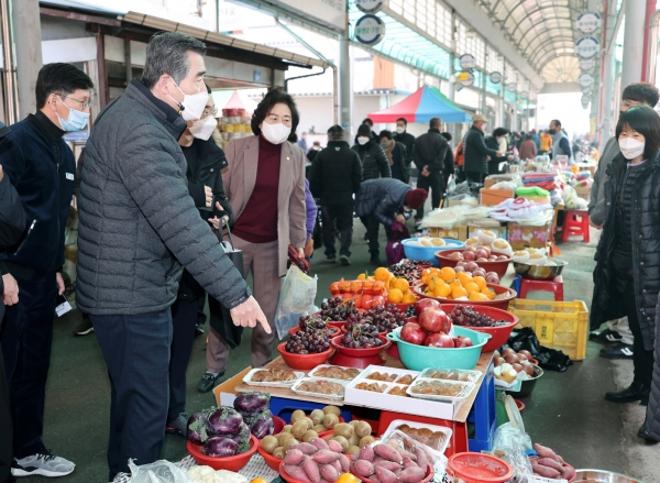 김동일 보령시장 설 맞이 전통시장 위문 사진
