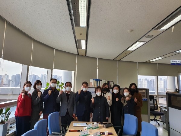 지난 5일 시청에서 공동주택 내 어린이집의 안정적 운영으 위한 천안시 어린이집 연합회 임원진 등과의 간담회를 진행하고 있다.