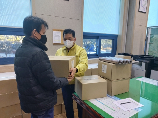 공동주택 방역물품 배부 모습