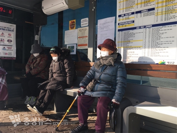버스승강장 내 발열의자를 이용하는 승객들의 모습
