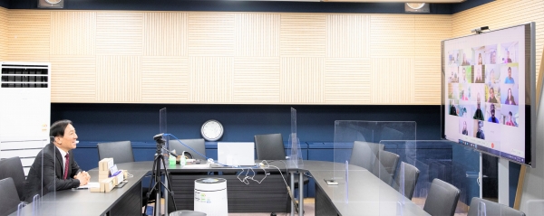 김선재(왼쪽) 배재대 총장이 8일 회의실에서 온라인으로 외국인 유학생들에게 설날 맞이 인사를 전하고 있다.