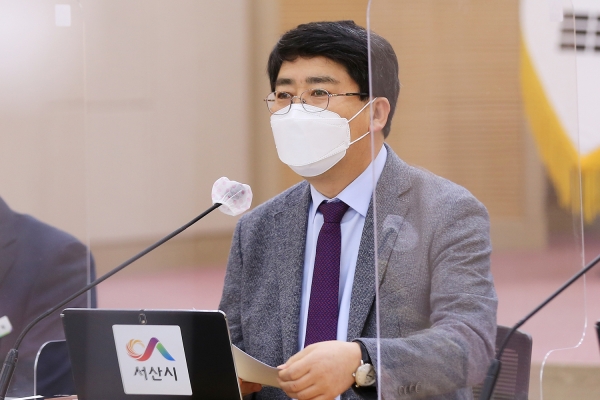 8일 시청 대회의실에서 맹정호 서산시장이 확대간부회의를 주재하는 장면