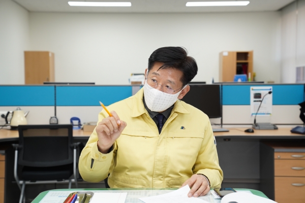 전만권 천안시 부시장이 8일 설 명절을 앞두고 천안아산 도시통합운영센터를 방문해 관계자들을 격려하고 있다.