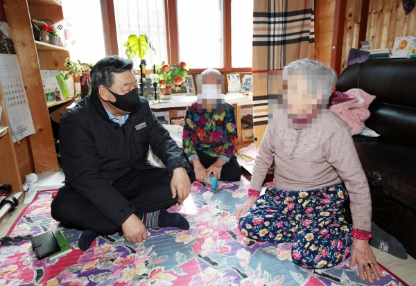 지난 8일 태안읍의 한 독거어르신 가구를 찾아 위문하고 있는 가세로 군수 모습.