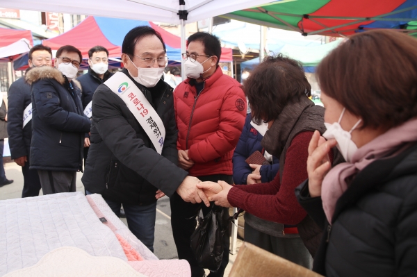 박상돈 시장이 지난 7일 성환이화시장에서 전통시장 이용 캠페인을 펼쳤다.