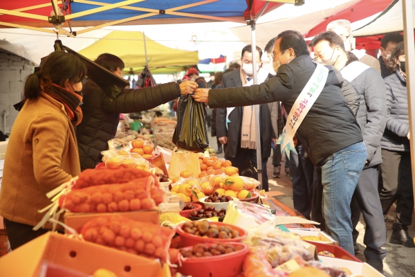 박상돈 시장이 지난 7일 성환이화시장에서 전통시장 이용 캠페인을 펼쳤다.