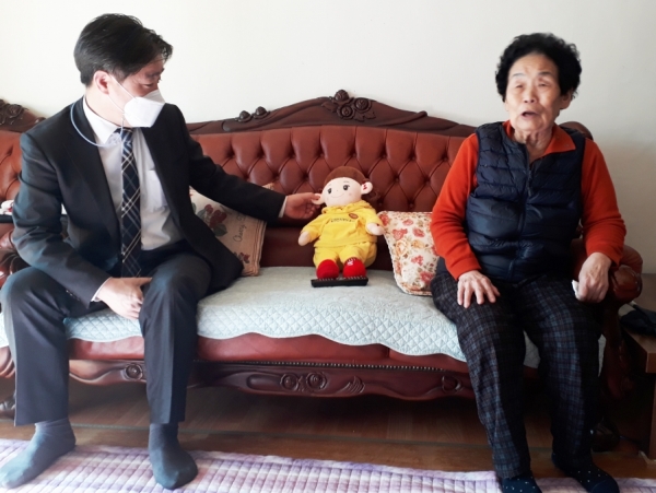 이남일 대전지방보훈청장, 설 명절 맞이 위문 및 AI 로봇 활용 돌봄 서비스 제공 모습