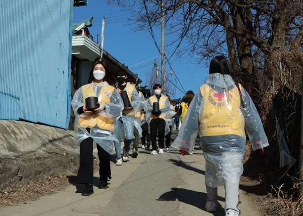 9일 천안시 성환읍 일대에서 ‘사랑의 연탄나눔 봉사활동’ 실시