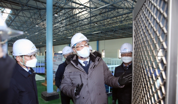 박재현 한국수자원공사 사장(가운데)이 수도권 광역상수도 수지정수장에서 설 연휴 기간 안정적인 수돗물 공급을 위한 운영계획 및 수도시설을 점검하고 있다.