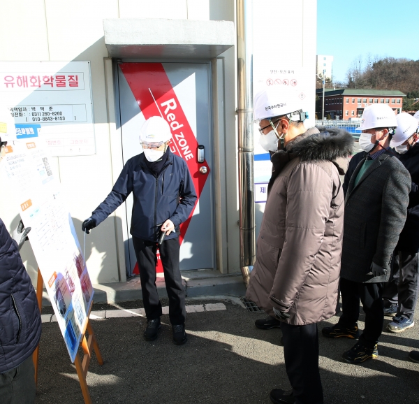 박재현 한국수자원공사 사장(앞줄 오른쪽)이 수도권 광역상수도 수지정수장에서 설 연휴 기간 안정적인 수돗물 공급을 위한 운영계획 및 수도시설을 점검하고, 국내 최초로 추진 중인 ‘위험관리구역 설정 사업’의 진행 상황을 살펴보고 있다.