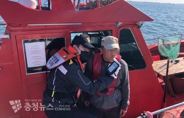 해양경찰관이 다중이용선박인 낚시어선 현장에서 운항자를 상대로 음주측정을 실시하고 있다.  출처=태안해양경찰서